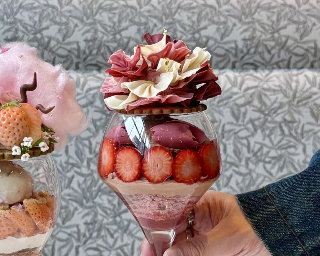 新宿SALON BAKE & TEAの美しすぎるお花のようないちごパフェ