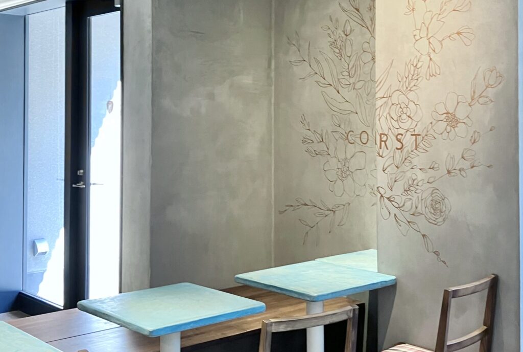 ペチカスケマサコーヒーの店内|藍色と木のぬくもりが調和する和モダンな空間