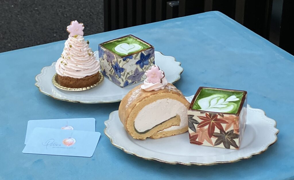 ペチカスケマサコーヒーの桜ロールと桜柄カップの抹茶ラテ