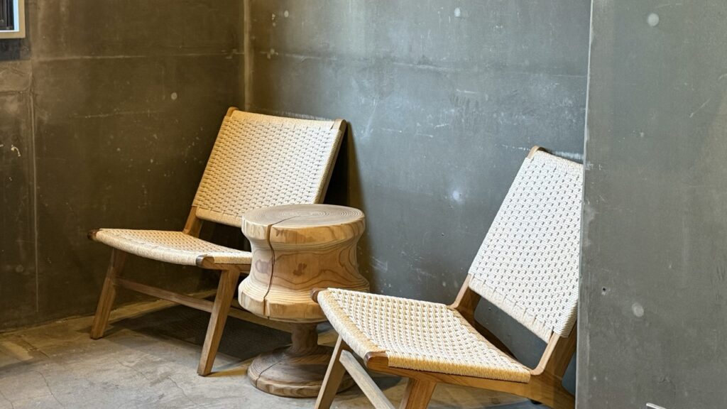 BARK BAKE & ROASTの店内｜コンクリートむき出しの無機質なデザインとウッドインテリアが調和する空間