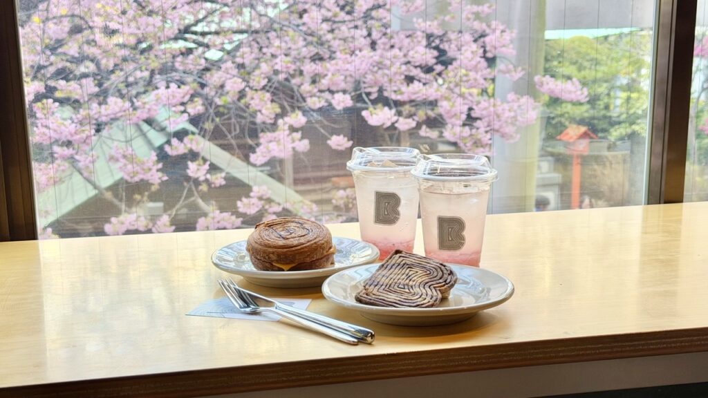 期間限定桜わらび餅ソーダと、BARKの名物モーニング「クロワッサンBARKロールサンド」