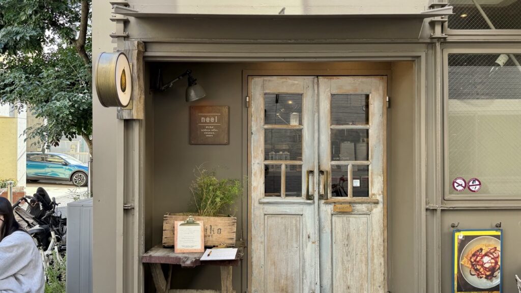 神宮前の住宅街の路地裏にひっそり佇むneel（ニール）の3階建て一軒家カフェの外観