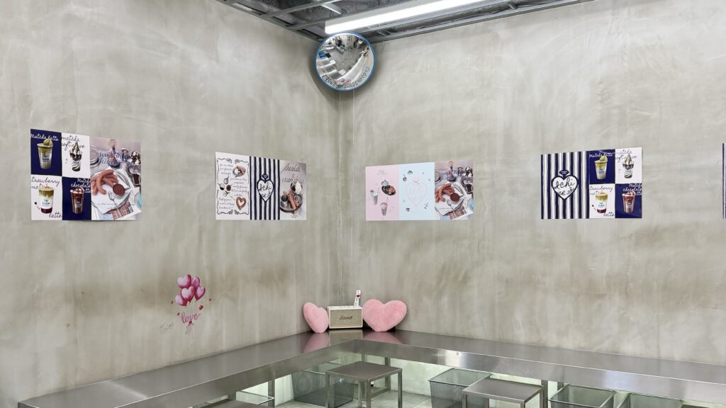 111 CHURROSの店内。コンクリートとステンレスを基調としたスタイリッシュな無機質空間