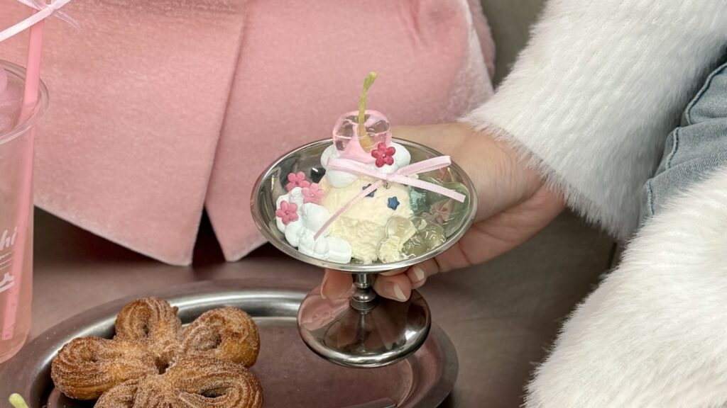 花形チュロスにクリームチーズと桜ゼリーをトッピングしたさくらレアチーズチュロス