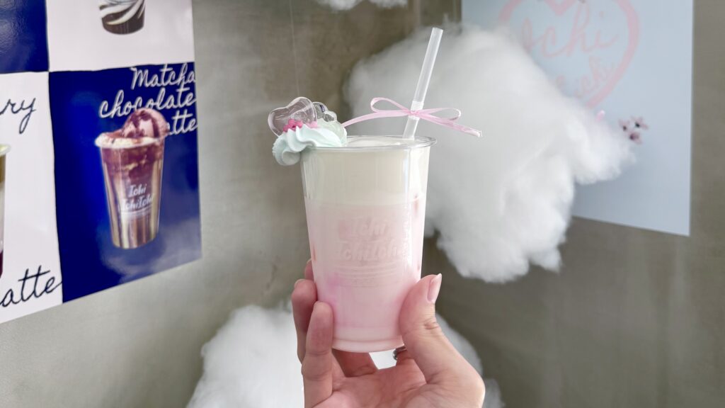 桜の花飾り付きのさくらホワイトピーチラテ