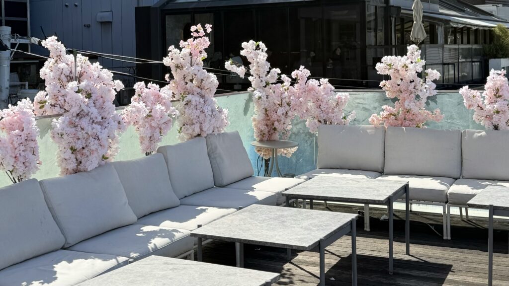 moska by gingergarden のお花見もできるテラスの内装