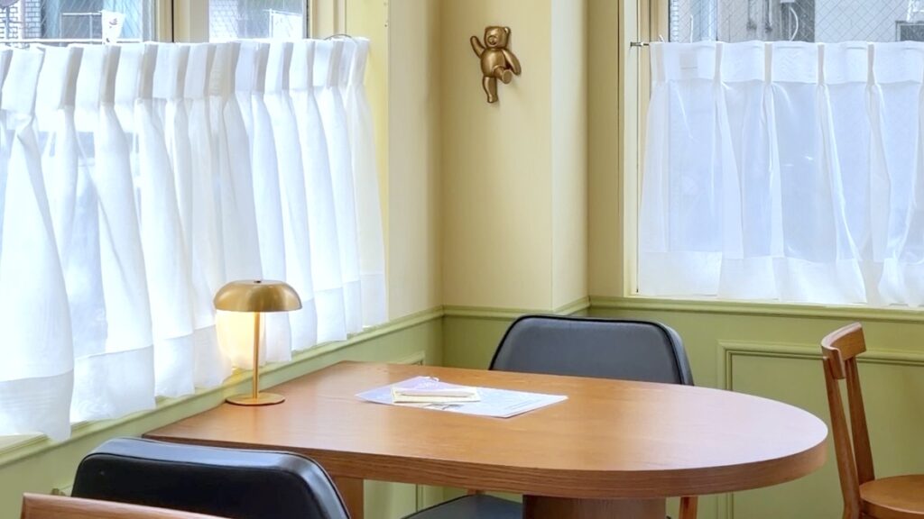 kaffe daisyの緑メインの韓国風の店内