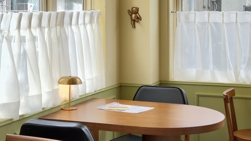 kaffe daisyの店内の様子。ピンクのドアとグリーンの腰壁を基調とした韓国っぽカフェ