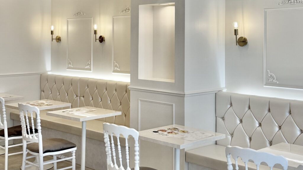 CAFE IVORYの真っ白な店内