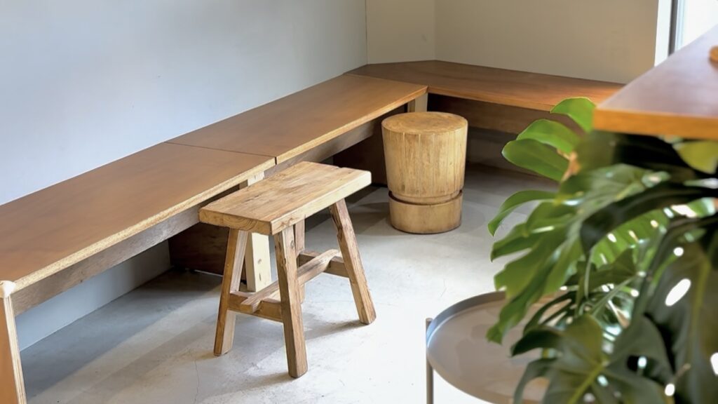 高円寺の淡色カフェNEYOの温もりのある店内