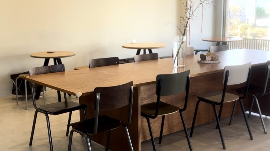 高円寺の淡色カフェNEYOの窓際席から見える高円寺中央公園の緑 お花見シーズンは桜も