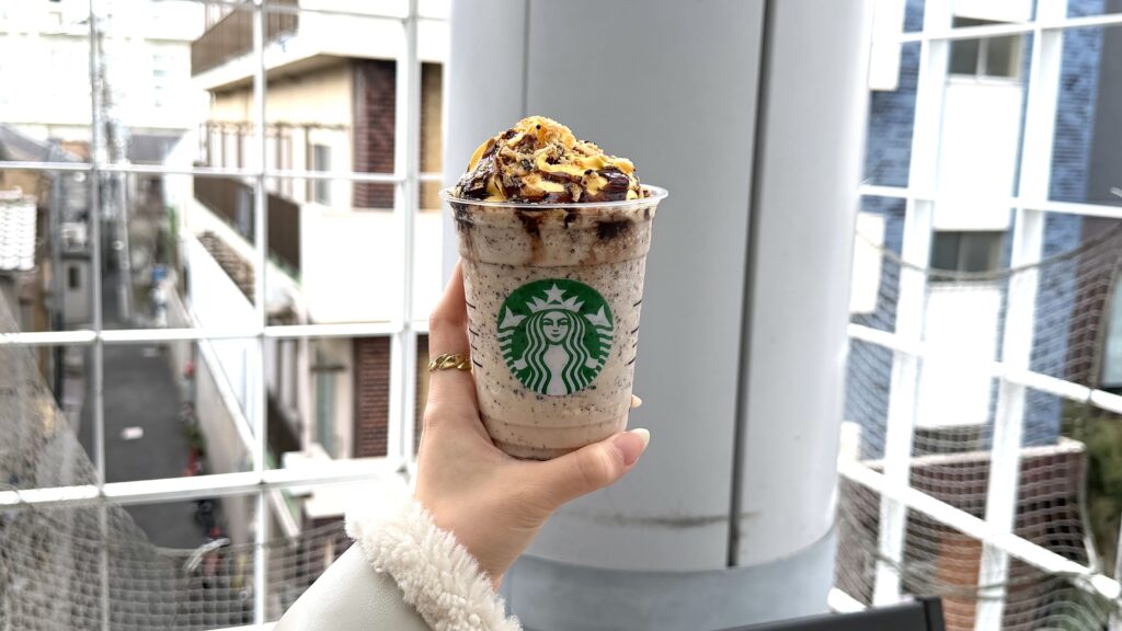 シュークリームフラペチーノにチョコソース&チョコチップをトッピング