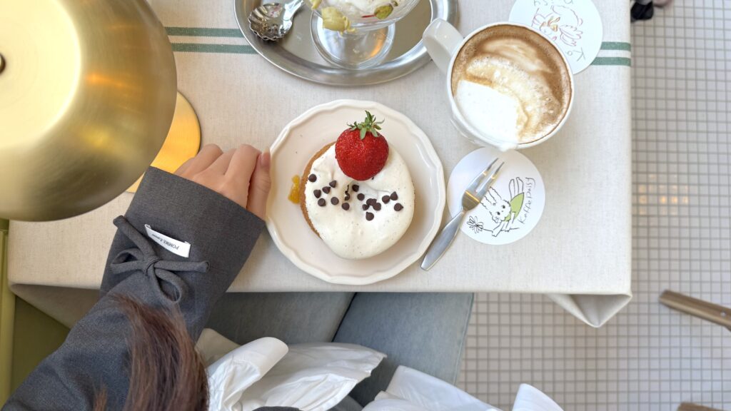 kaffe daisyの店内。床のタイルまでかわいい