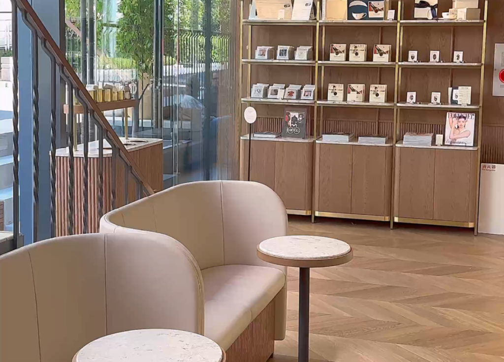 ロフィシャルコーヒーの店内（1階）