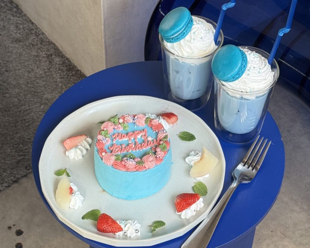 ema.新宿のブルーのメニューと内装