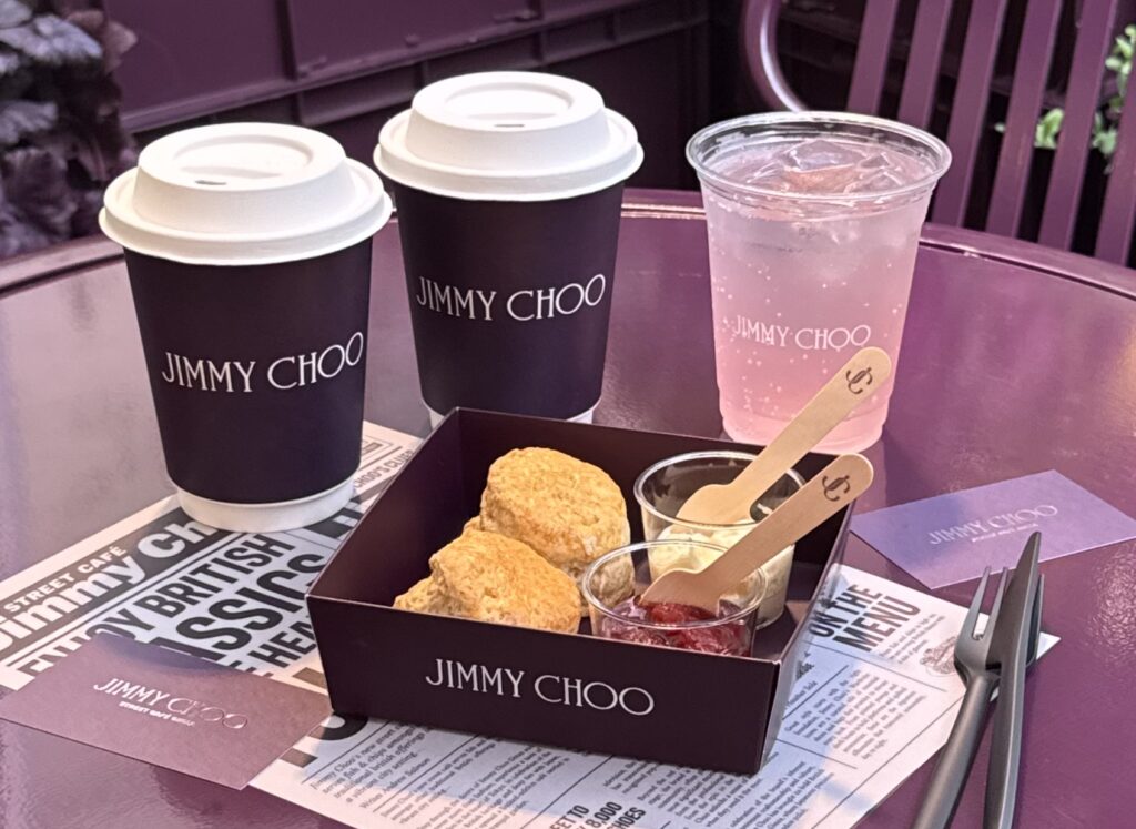 JIMMY CHOO Street Café Ginzaの紫なメニューと内装