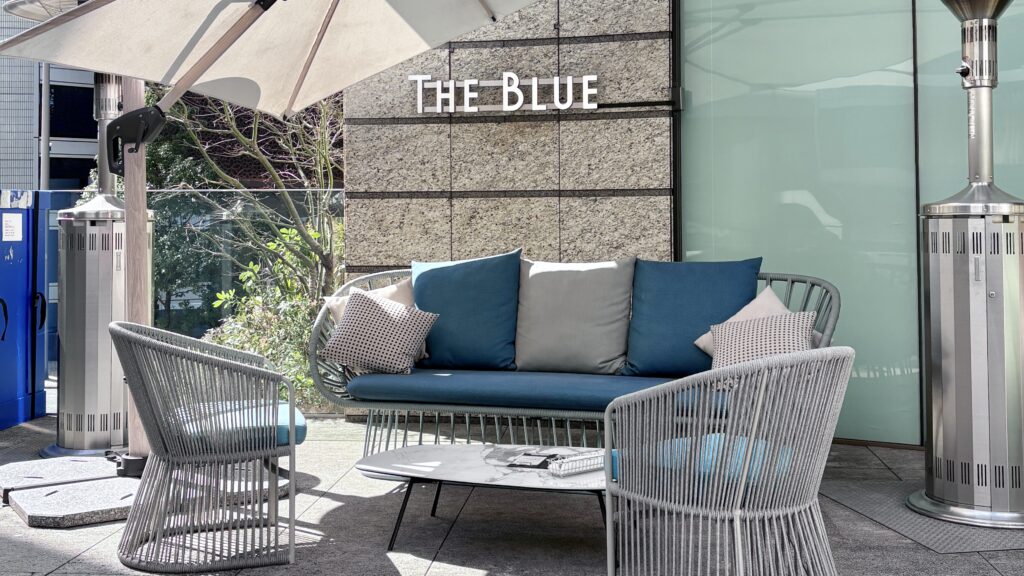 THE BLUEで人気の開放感あふれるソファ席