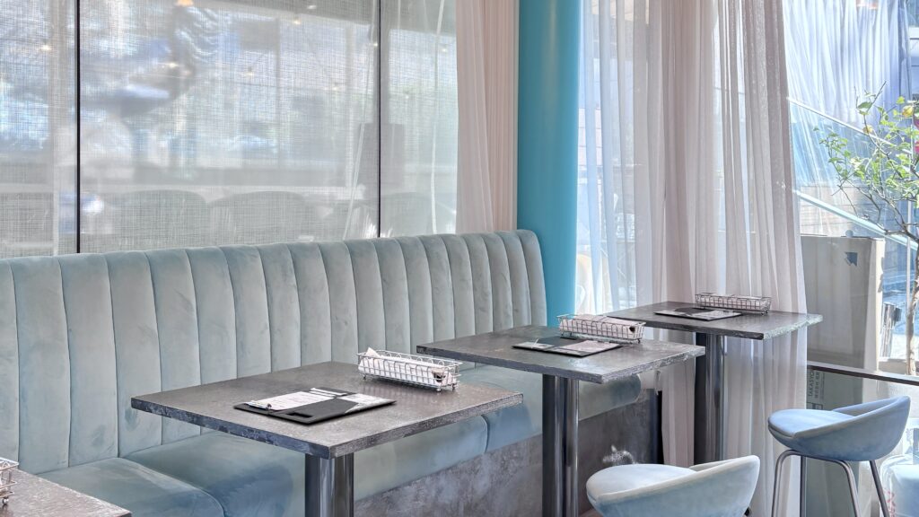 THE BLUEの店内。ブルーを基調としたフォトジェニックな空間