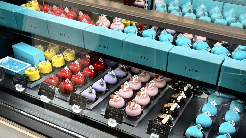 THE BLUEのショーケースに並ぶ宝石のようなケーキ