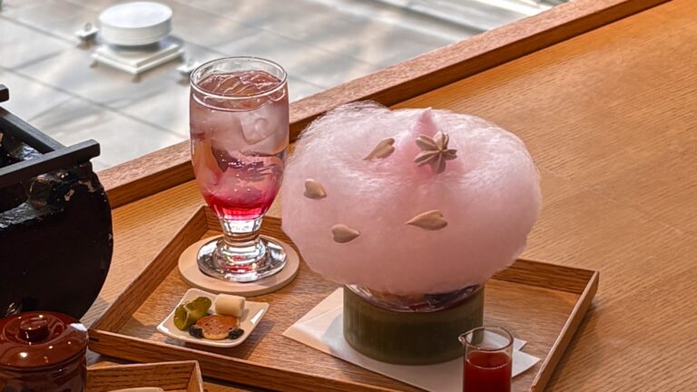 渋谷駅直結の和カフェ然花抄院の春限定桜ぱふぇ ピンクの綿菓子に桜メレンゲをのせた桜メニュー