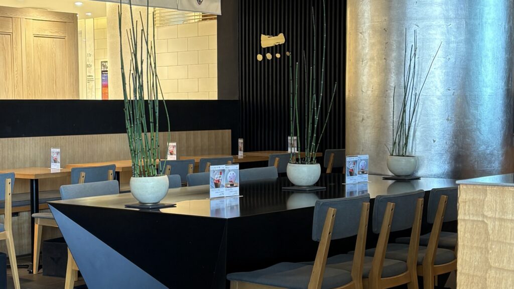 谷駅直結の和カフェ茶庭然花抄院の店内 京都室町の風情を感じる黒基調の和モダン空間