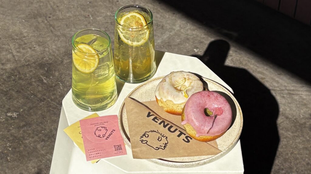 ヴィーガンドーナツ専門店VENUTSの桜抹茶ドーナツ