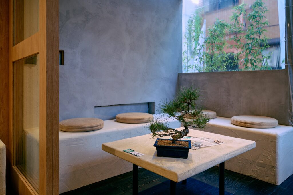 NIGICHAの和モダンな店内