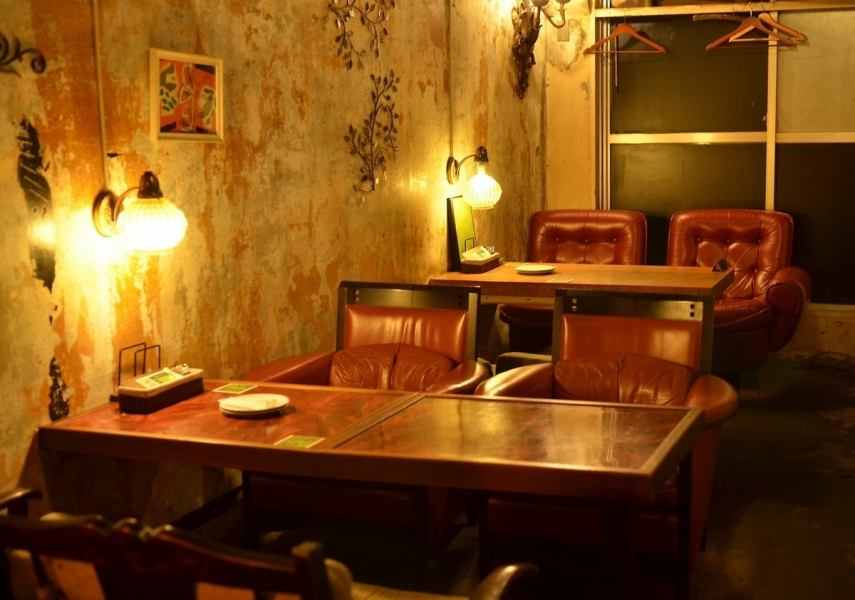 新宿アナログカフェの雰囲気の良い店内 https://analog-shinjuku.owst.jp/