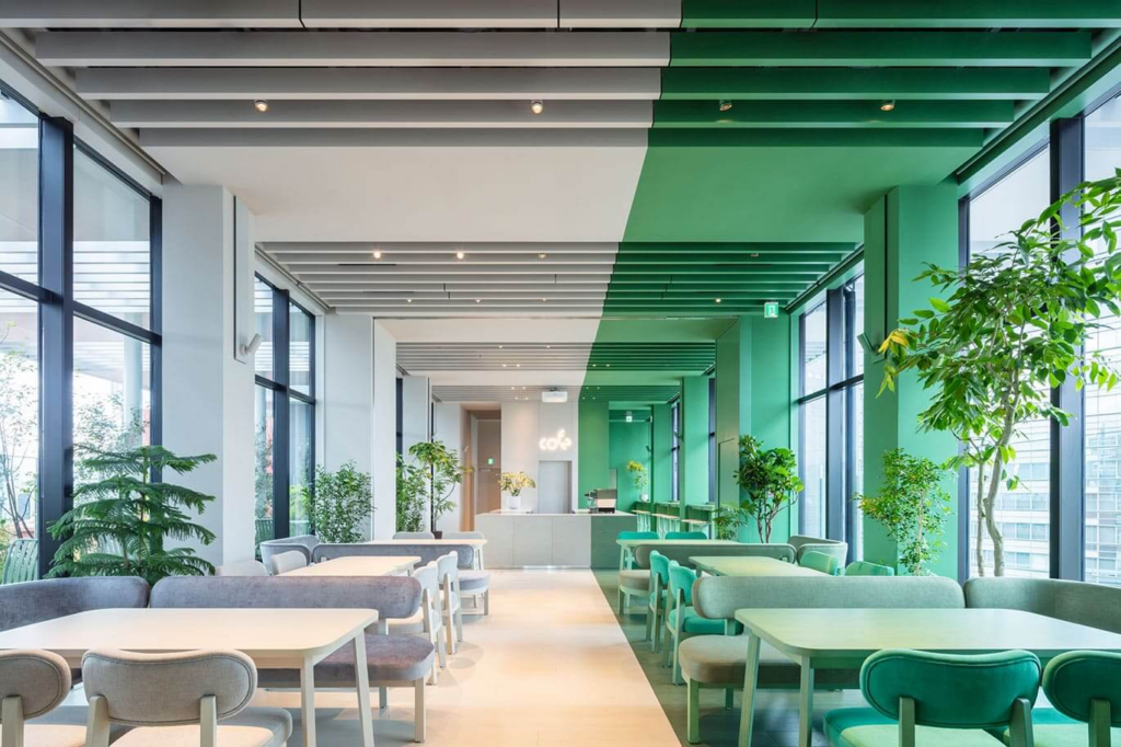 toggle hotel cafe/barの開放感のある内装