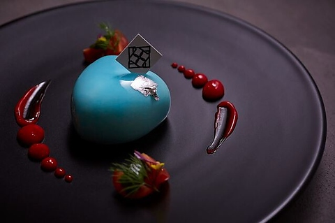 the blue の宝石のようなムースがついたディナーメニュー