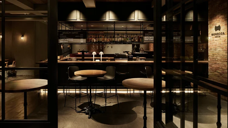 BUNDOZA CAFEの雰囲気の良い店内