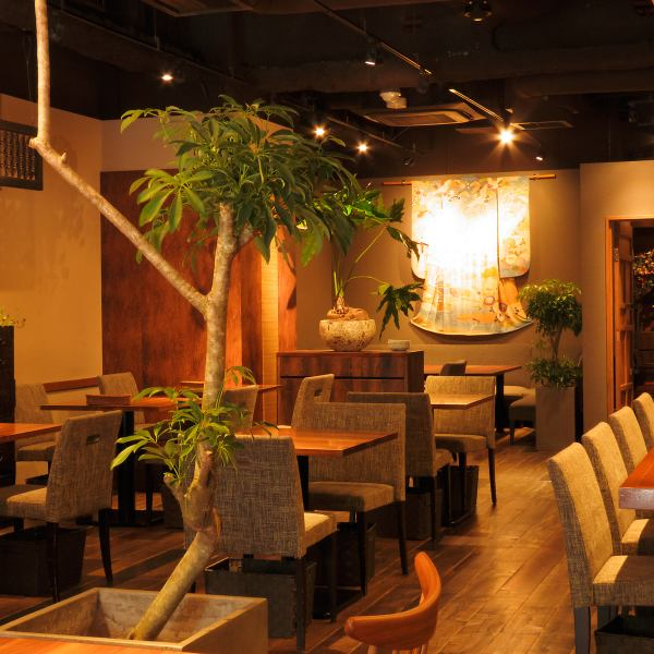 満たすカフェの温もりある内装