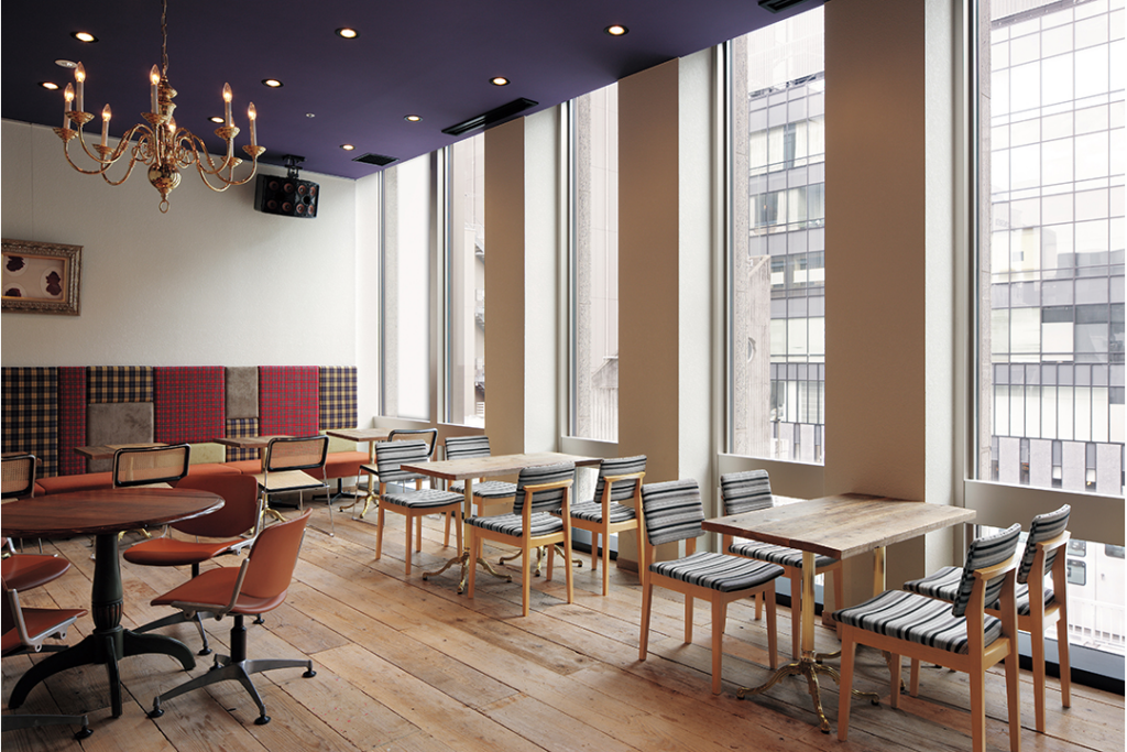 suzu cafe ginzaの開放感のある店内