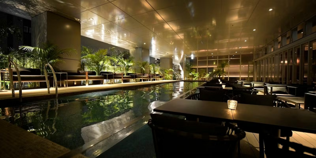 プールサイドのロマンチックな雰囲気