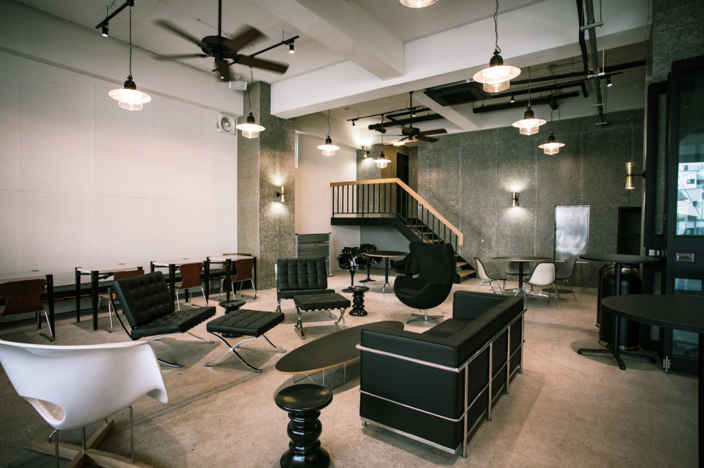 COFFEE BASE MEGUROの無機質で広々とした店内