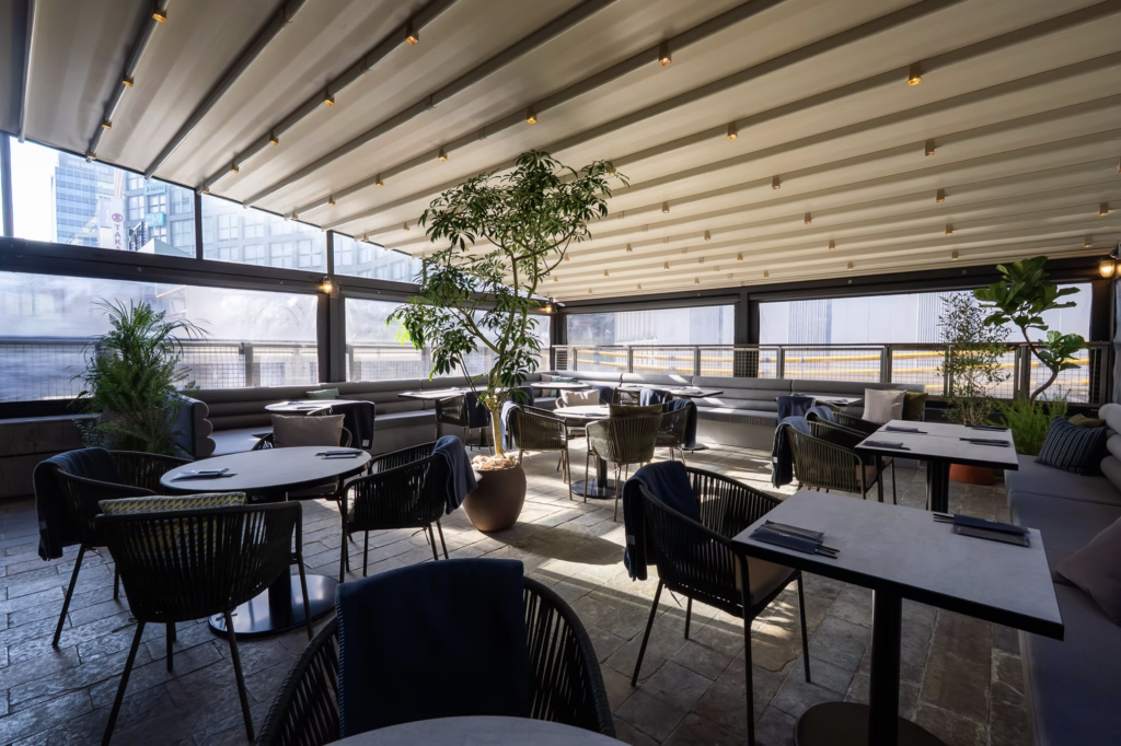 Journal Standard DININGの開放的な室内テラス席